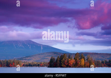 USA, Maine, Baxter State Park, See Thun und Mount Katahdin Stockfoto