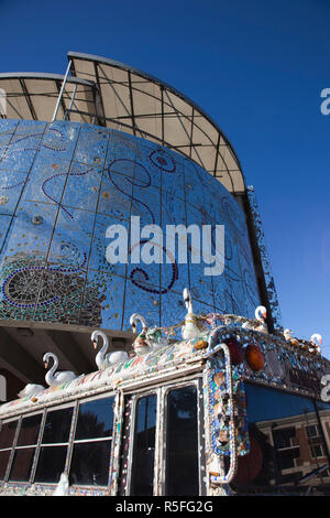 USA, Maryland, Baltimore, American Visionary Art Museum, Kunst-Bus am Museumseingang Stockfoto