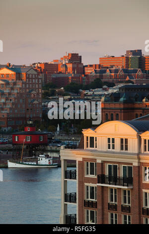 USA, Maryland, Baltimore Inner Harbor, Federal Hill condo Gebäude und den inneren Hafen Stockfoto