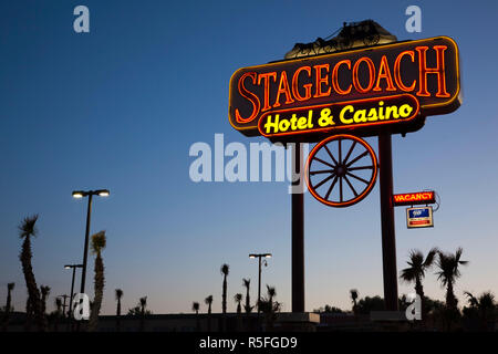 USA, Nevada, Great Basin, Beatty, Zeichen für die Postkutsche Hotel und Casino Stockfoto