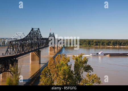 I-20-Highway und US-80 Brücken über den Mississippi River mit dem Fluss Lastkahn Verkehr, Vicksburg, Mississippi, USA Stockfoto