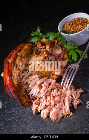 Frisch gebratene Schweinshaxe mit Senf Stockfoto