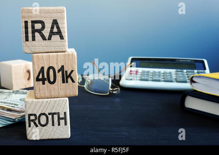 Würfel mit Worten IRA, 401k und Roth. Altersvorsorge. Stockfoto