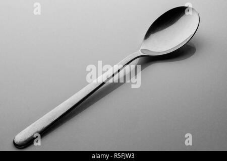 Single Silver Spoon diagonal ruht auf einem Tisch