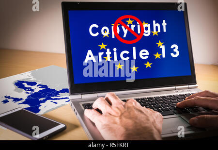 Laptop mit EU-Flagge, Copyright und Artikel 13 Wörter auf dem Bildschirm Stockfoto