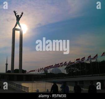 Eine Freiheit, die Statue an lapangan Banteng am Sunset moment Stockfoto