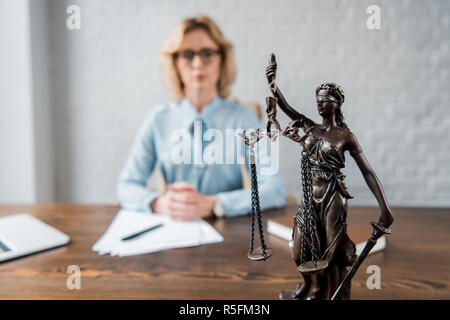 Nahaufnahme der Dame Gerechtigkeit Statue und weibliche Anwalt hinter arbeiten Stockfoto