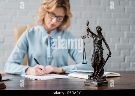 Nahaufnahme der Dame Gerechtigkeit Statue und weibliche Anwalt hinter arbeiten Stockfoto