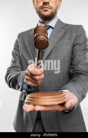 7/8 Schuß von Richter holding Holzhammer isoliert auf weißem Stockfoto