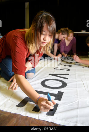 Studenten an der Bristol University Students' Union ein Banner und Plakate für März für eine Abstimmung oder zweites Referendum über Brexit vorbereiten Stockfoto