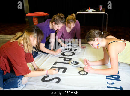 Studenten an der Bristol University Students' Union ein Banner und Plakate für März für eine Abstimmung oder zweites Referendum über Brexit vorbereiten Stockfoto