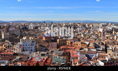 VALENCIA, Spanien - 27. NOVEMBER 2018: Luftbild mit Panoramablick über die Dächer von Valencia, Spanien. Das historische Stadtbild als Kathedrale von Valencia gesehen. Stockfoto