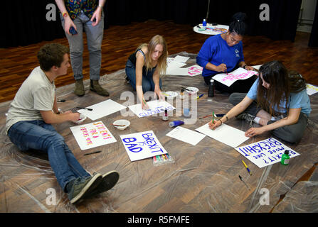 Studenten an der Bristol University Students' Union ein Banner und Plakate für März für eine Abstimmung oder zweites Referendum über Brexit vorbereiten Stockfoto