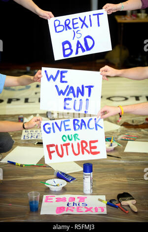 Studenten an der Bristol University Students' Union ein Banner und Plakate für März für eine Abstimmung oder zweites Referendum über Brexit vorbereiten Stockfoto