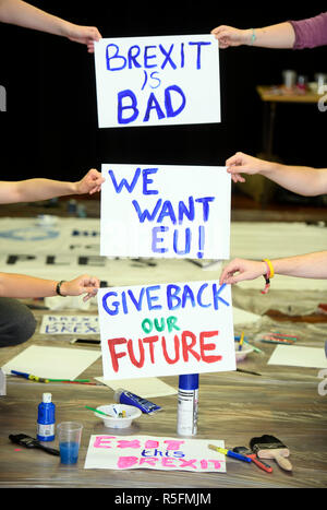 Studenten an der Bristol University Students' Union ein Banner und Plakate für März für eine Abstimmung oder zweites Referendum über Brexit vorbereiten Stockfoto