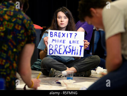 Studenten an der Bristol University Students' Union ein Banner und Plakate für März für eine Abstimmung oder zweites Referendum über Brexit vorbereiten Stockfoto