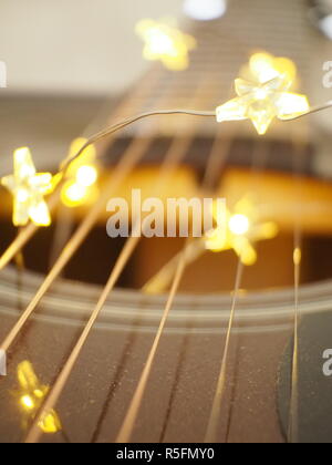 Star Light string Hängen auf Saiten einer Gitarre Stockfoto