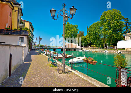 Peschiera del Garda bunten Hafen und Boote anzeigen Stockfoto