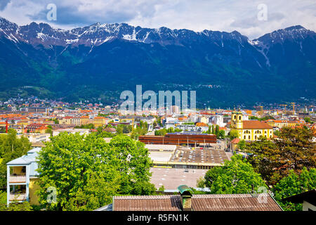 Panoramablick auf das Luftbild von Innsbruck und Hafelekarspitze Berg Stockfoto