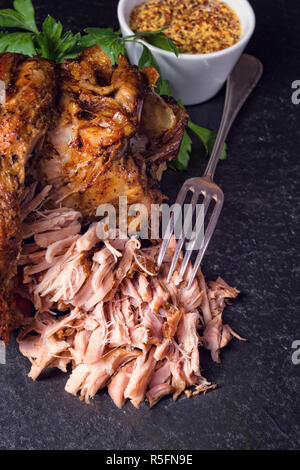 Frisch gebratene Schweinshaxe mit Senf Stockfoto