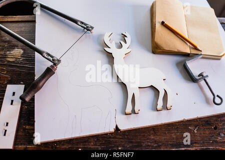 Die Hirsche Figur aus Holz Stockfoto