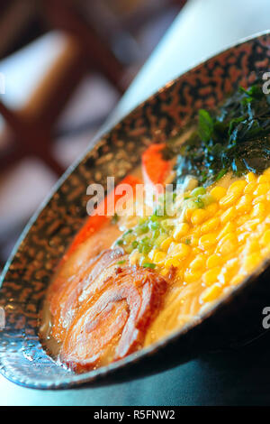 Nudel-im japanischen Stil auf Tisch Stockfoto