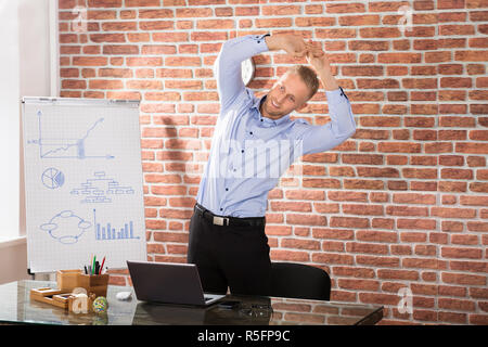 Man Trainieren in Office Stockfoto