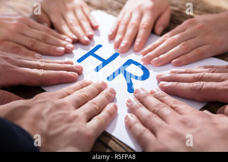 Hände auf Papier zeigen, HR-Konzept Stockfoto