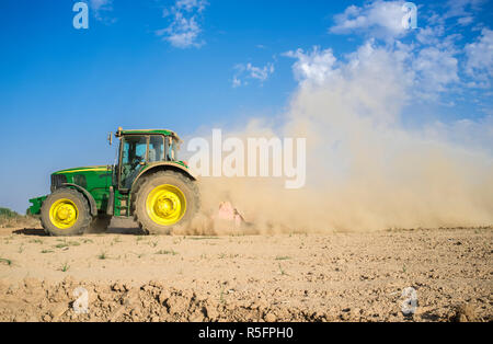 Badajoz, Spanien - Okt 11 2017: Farm Traktor vorbereiten staubigen Boden durch Dürre betroffen. Dürre und Landwirtschaft Konzept Stockfoto