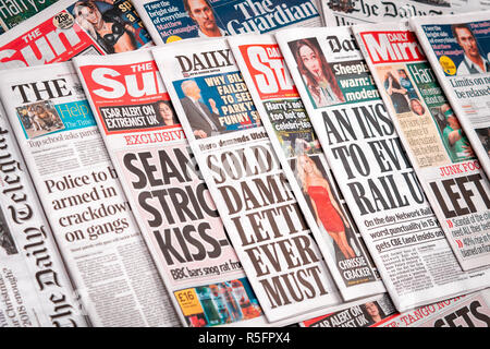 Reihe von Zeitungen aus dem Vereinigten Königreich Stockfoto