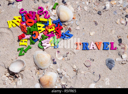Wort Reisen ist von kleinen bunten Buchstaben Stockfoto
