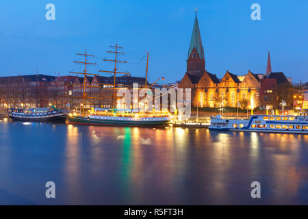 Weser River und St. Martin Kirche, Bremen, Deutschland Stockfoto