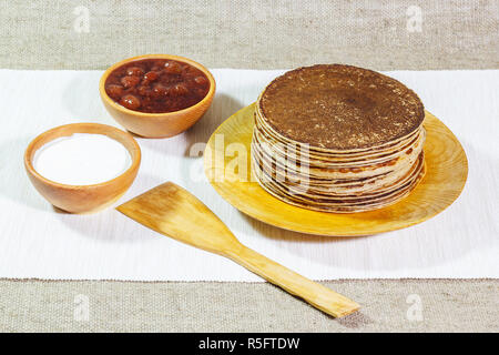 Pfannkuchen mit saurer Sahne und Marmelade Stockfoto