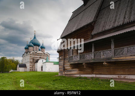 Russland, Wladimir Oblast, Goldener Ring, Wladimir, Susdal Kreml, Geburt der Jungfrau Dom und St. Nikolaus Kirche aus Holz Stockfoto