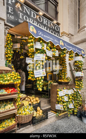 Zitrone Anzeige an Shop auf der Piazza Trento e Trieste, Centro Storico Viertel, Neapel, Kampanien, Italien Stockfoto