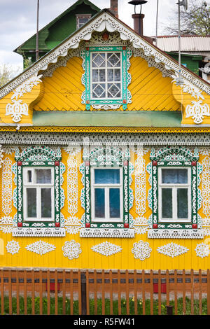 Russland, Oblast, Goldener Ring, Plyos, Haus mit traditionellen russischen Architektur Stockfoto