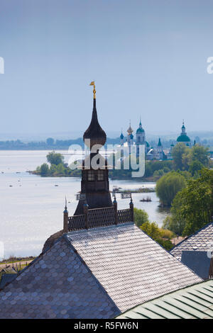 Russland, Oblast Jaroslawl, Goldener Ring, Rostov-Veliky, Rostov Kreml in Richtung See Nero und das Kloster von St. Jakob Stockfoto