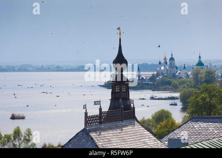 Russland, Oblast Jaroslawl, Goldener Ring, Rostov-Veliky, Rostov Kreml in Richtung See Nero und das Kloster von St. Jakob Stockfoto