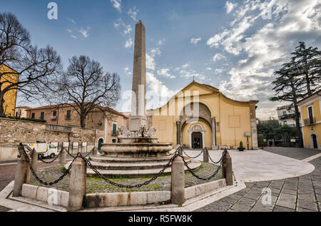 Obelisk am Brunnen, Santa Sofia Kirche aus dem 8. Jahrhundert, byzantinischen Stil, Gehäuse Samnium Museum, in Benevento, Kampanien, Italien Stockfoto