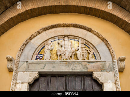 Portal, 13. Jahrhundert, im romanischen Stil, bei Santa Sofia Kirche, Gehäuse Samnium Museum, in Benevento, Kampanien, Italien Stockfoto