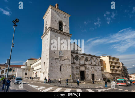 Im romanischen Stil Campanile und Fassade an der Kathedrale auf der Piazza Orsini in Benevento, Kampanien, Italien Stockfoto