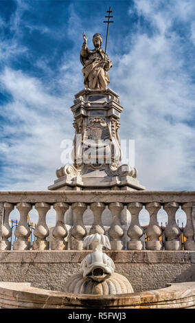Papst Benedikt XIII. Statue an der Fontana delle Catene (Brunnen der Ketten), 1705, Barock, Piazza Orsini, Benevento, Kampanien, Italien Stockfoto