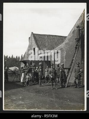 Männer von Garhwal Brigade Signal Abschnitt, unter Kapitän Papst, 58 Gewehre, ein Telefonkabel, auf einem Haus in einem französischen Dorf [Le Sart], 24. Juli 1915. Aufzeichnung der indischen Armee in Europa während des Ersten Weltkrieges. 20., 24. Juli 1915. Gelatine Silber gedruckt. Quelle: Foto 24 / (86). Autor: Dhaka, H. D. Stockfoto