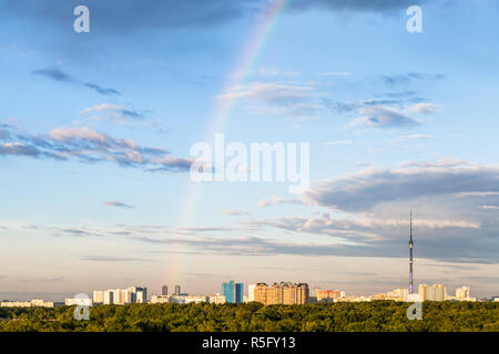 Regenbogen am Himmel über Wohnviertel Stockfoto