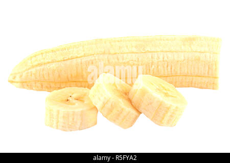 Geschält geschnitten Bananen auf weißem Hintergrund Stockfoto