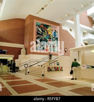 British Library Eingang. [Fotos von der British Library Gebäude in St. Blick auf die British Library Eingangshalle, in der St. Pancras. An der Wand kann der Tapestry: â € "Wenn nicht, Imperativ €™ 1996, nach dem Gemälde von R.b. gesehen werden. Kitaj, vom Kapitän Weber von der Firma Edinburgh Wandteppich gewebt. Bild von [Fotos von der British Library Gebäude am St. Pancras] genommen. . Stockfoto