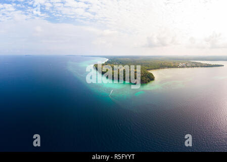 Luftaufnahme tropical beach Island Reef karibische Meer. Indonesien Molukken Archipel, Kei Inseln, Banda See. Top Reiseziel, beste Tauchen snor Stockfoto