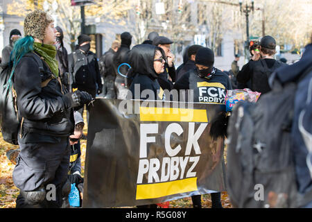 Portland, OR/USA, 17. November 2018: Antifa Gruppe an Der politische Kundgebung in der Innenstadt von mit 'FCK PRDBYZ" Banner und t-shirts. Stockfoto