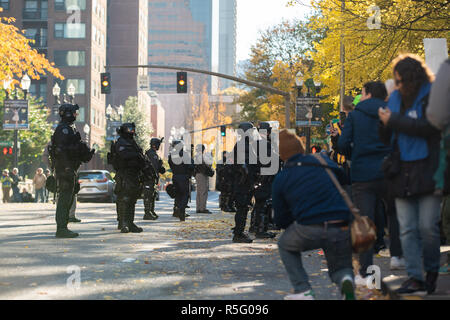 Portland, OR/USA, 17. November 2018: Polizisten in Kampfausrüstung an der politischen Demonstration in der Innenstadt. Stockfoto