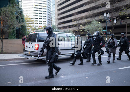 Portland, OR/USA, 17. November 2018: Die Polizei in schweren Kampfausrüstung während Protest in zivilen Ungehorsam. Stockfoto